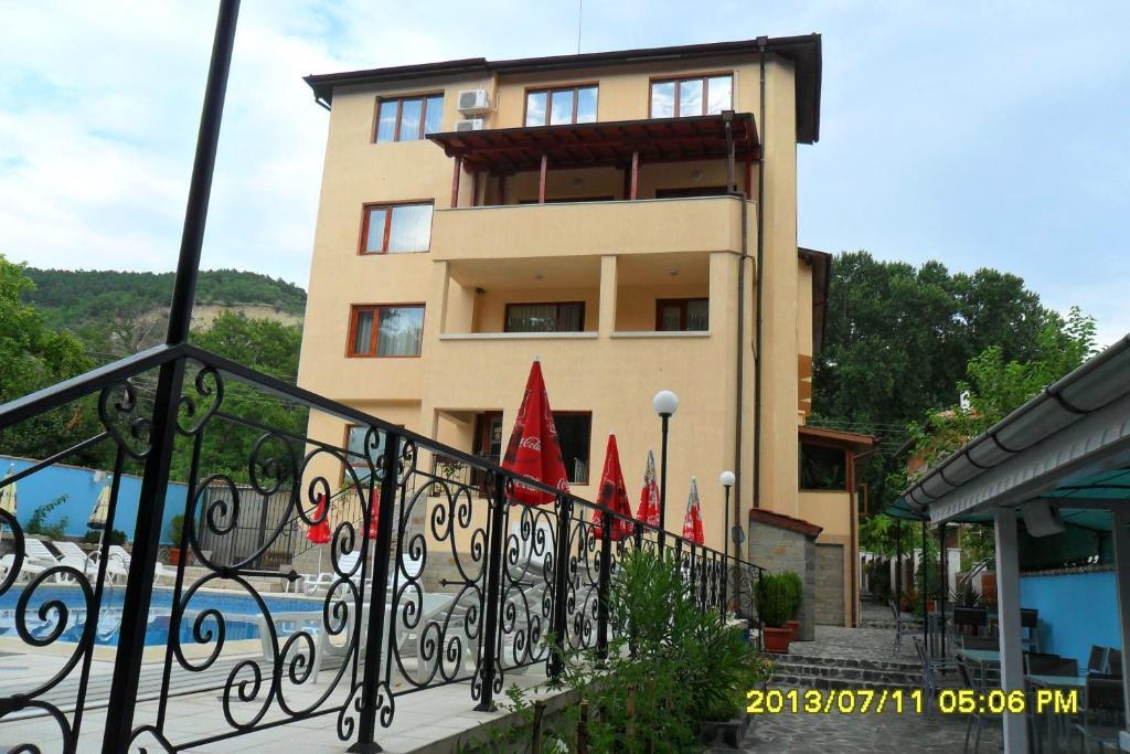 Family Prim Hotel Sandanski Bagian luar foto